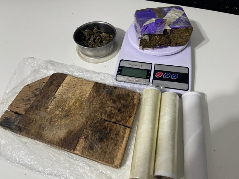 Na casa do casal, policiais encontraram vest&iacute;gios de drogas – Foto: Pol&iacute;cia Militar/Divulga&ccedil;&atilde;o