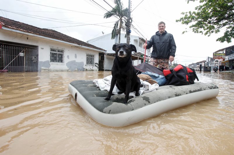 Victor Farias, 31 anos, teve muito preju&iacute;zo, pois s&oacute; conseguiu tirar alguns eletrodom&eacute;sticos, como a TV, mas perdeu a geladeira e o freezer. Salvou o cachorro Folgado, companheiro h&aacute; sete anos – Foto: Leo Munhoz/ND