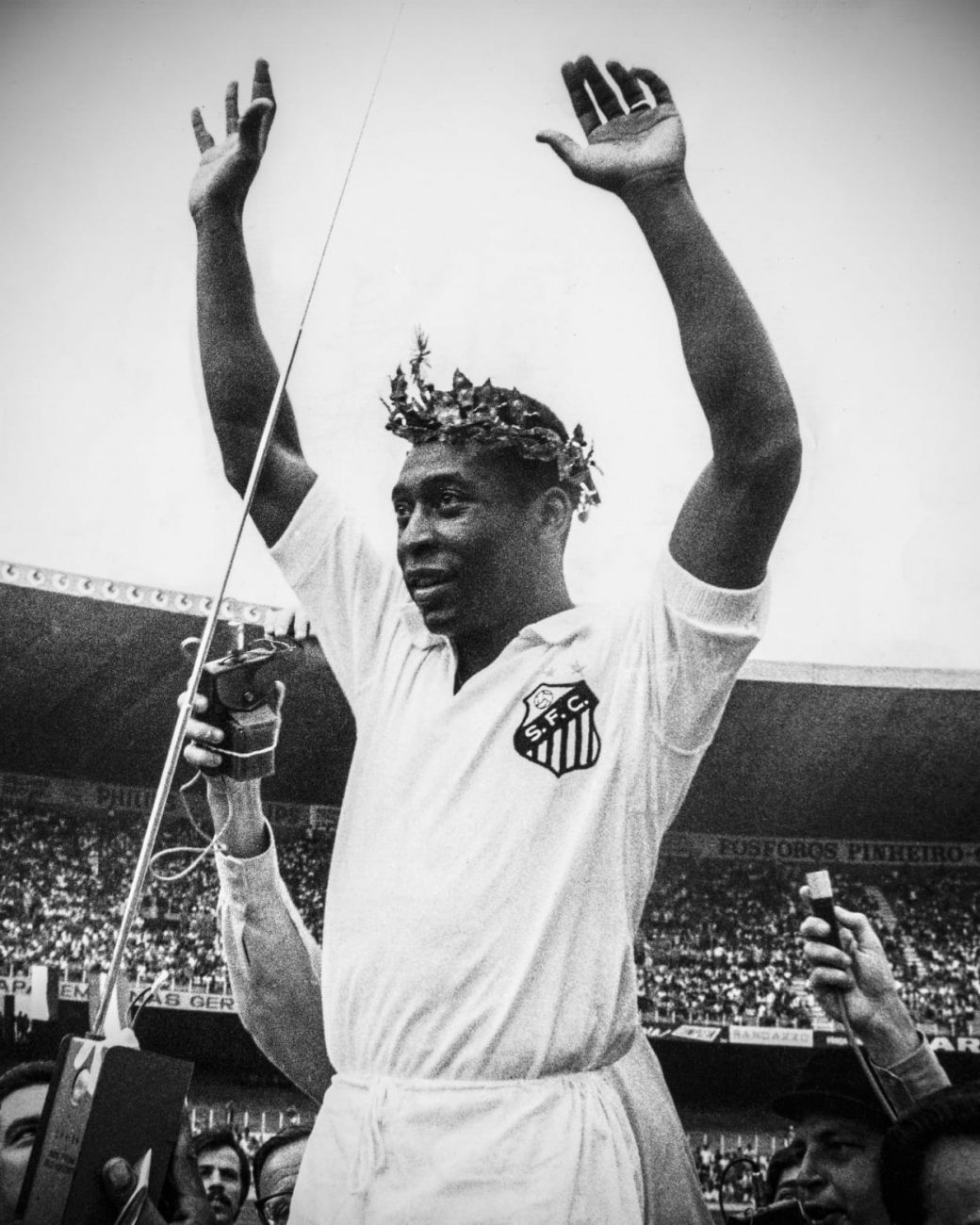 Pelé fez primeiro, confira vídeo comparando lances de craques do