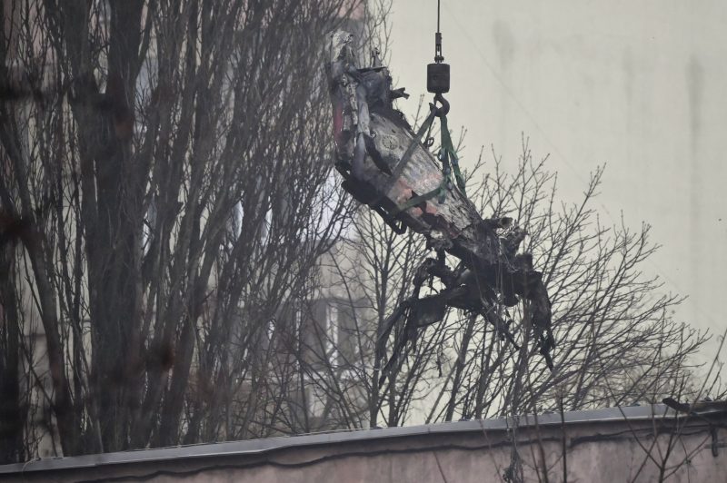 Parte do helic&oacute;ptero que caiu em Brovary, na capital ucraniana Kiev nesta quarta (18) – Foto: Sergei Supinsky/ AFP