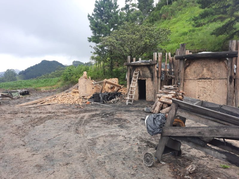 Homem acabou caindo ap&oacute;s telhado de estrutura ceder – Foto: CBM-SC/Divulga&ccedil;&atilde;o/ND