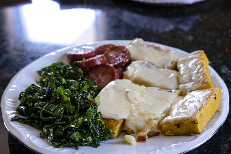 Entre os pratos t&iacute;picos do Festival Gastron&ocirc;mico est&aacute; a polenta sapecada com salame e queijo – Foto: MB Comunica&ccedil;&atilde;o/ND