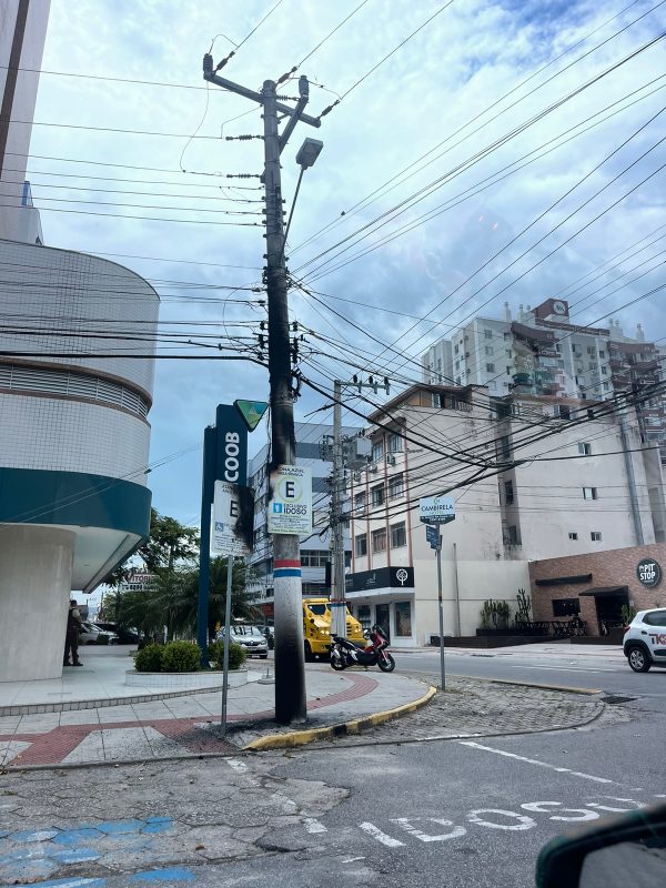 O poste pegou fogo por volta da 1h37, na rua F&uacute;lvio Aducci, no Estreito, em Florian&oacute;polis. – Foto: Reprodu&ccedil;&atilde;o/Internet/ND