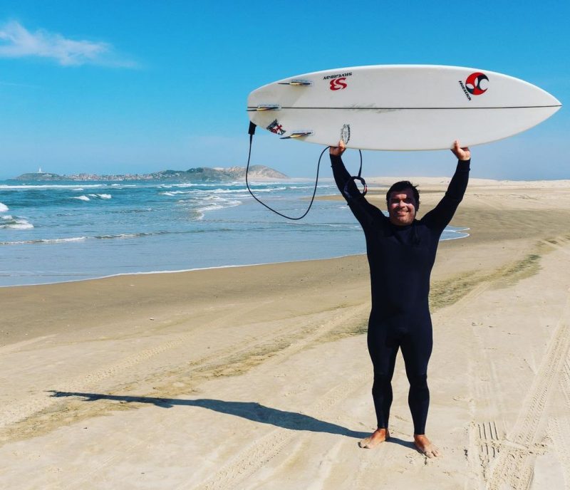 O surfista de 47 anos se afogou ao cair de uma onda na Praia do Norte, na cidade de Nazar&eacute;, em Portugal. – Foto: Redes Sociais/Divulga&ccedil;&atilde;o/ND