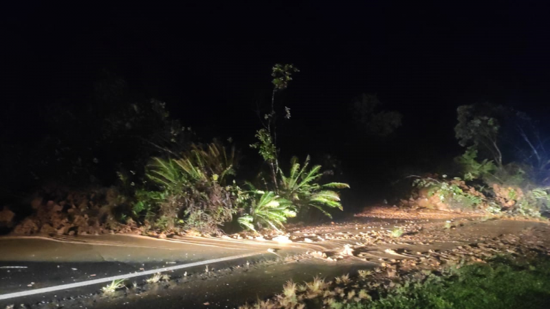 Neste trecho da SC-350 foi registrado um grande volume de sedimentos e arvores sobre a pista. – Foto: PMRv/Divulga&ccedil;&atilde;o/ND