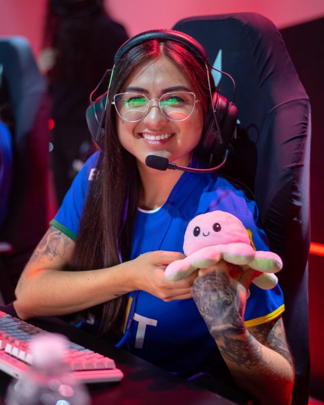 Pan, de 28 anos, &eacute; ex-jogadora profissional de CS:GO e atualmente joga Valorat pela MIBr – Foto: @panshibuya/Instagram/Divulga&ccedil;&atilde;o/ND
