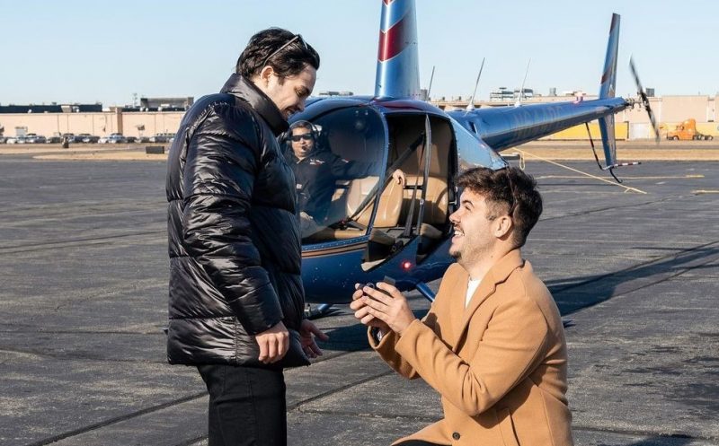 &Aacute;lvaro pede namorado catarinense em casamento com surpresa em NY – Foto: Reprodu&ccedil;&atilde;o/Internet