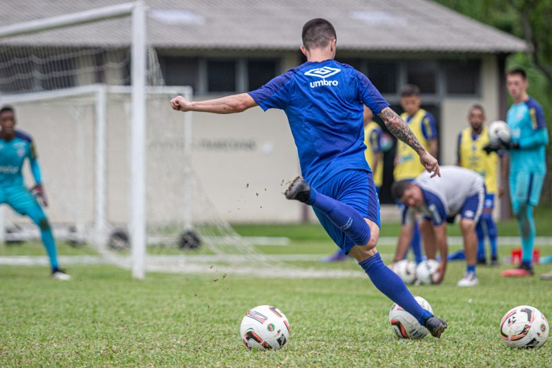 Jogadores no gramado do Centro de Ensino da Pol&iacute;cia Militar – Foto: Leandro Boeira/ND