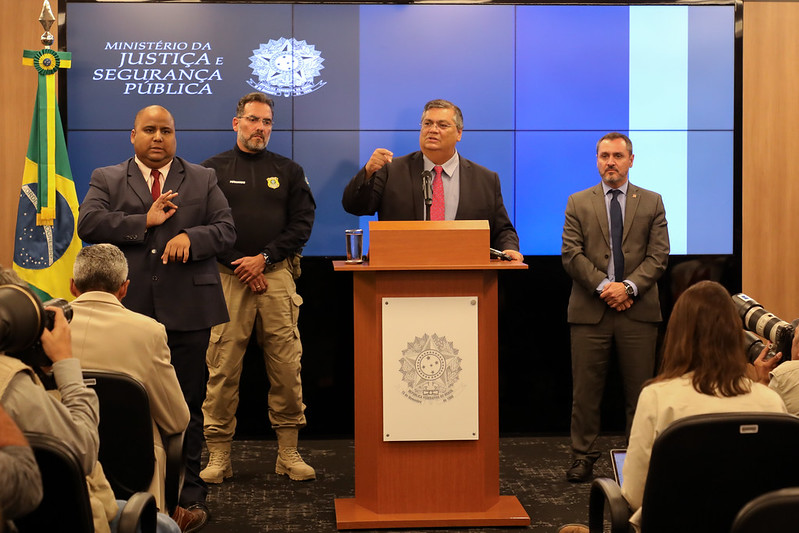 Ministro Fl&aacute;vio Dino se pronunciando na tarde desta segunda-feira (9) – Foto: Tom Costa/MJSP/Divulga&ccedil;&atilde;o/ND