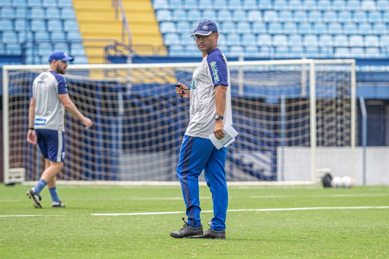 T&eacute;cnico Alex quer uma equipe competitiva – Foto: Leandro Boeira/Ava&iacute;/ND