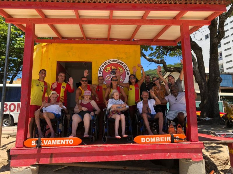 Grupo de idosos com defici&ecirc;ncia entrou no mar da praia de Cabe&ccedil;udas com aux&iacute;lio da cadeira anf&iacute;bia – Foto: CBMSC/Reprodu&ccedil;&atilde;o/ND