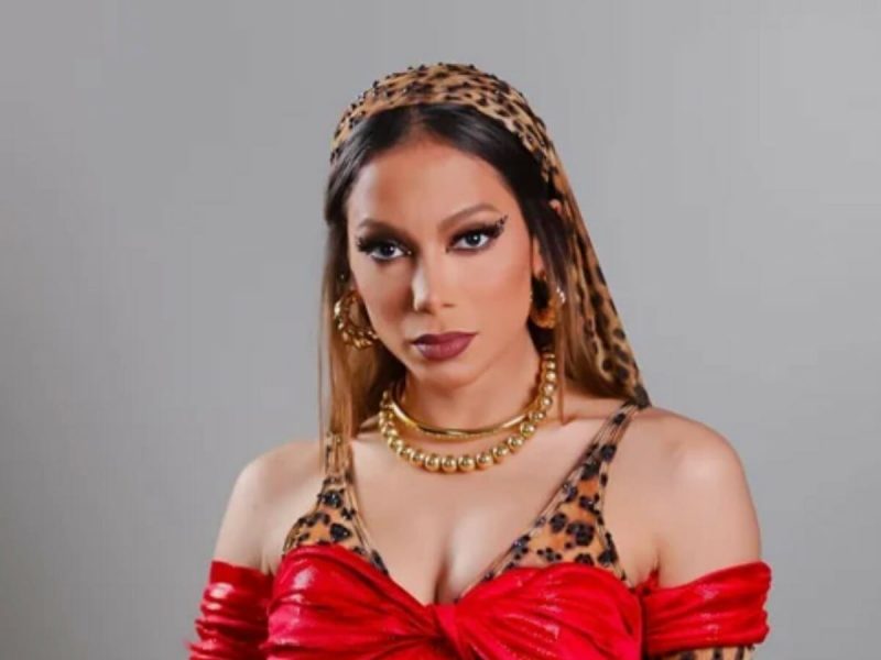 Anitta, que se entendeu ao descobrir Logun Edé como orixá aparece na foto com colares e brincos