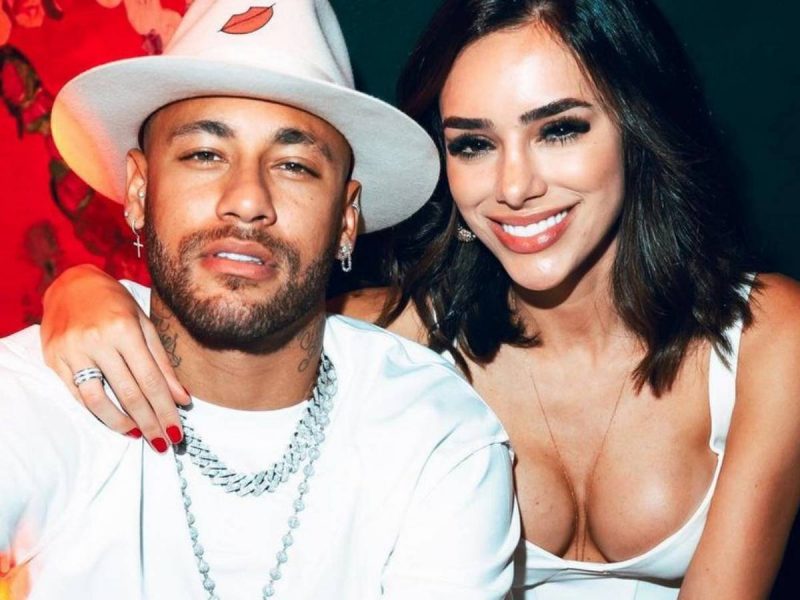 na foto Neymar aparece à esquerda de chapéu de cowboy enquanto Bruna Biancardi o abraça