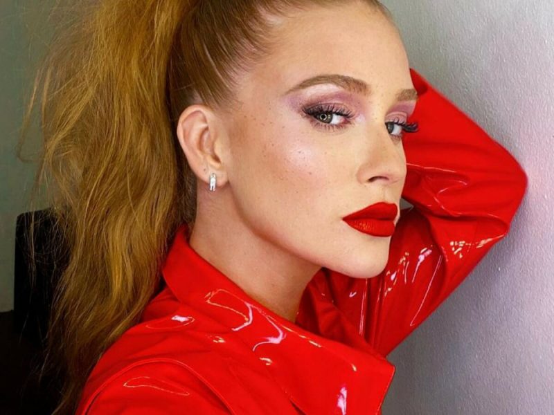 Marina Ruy Barbosa aparece séria com look de rabo de cavalo e de roupa vermelha