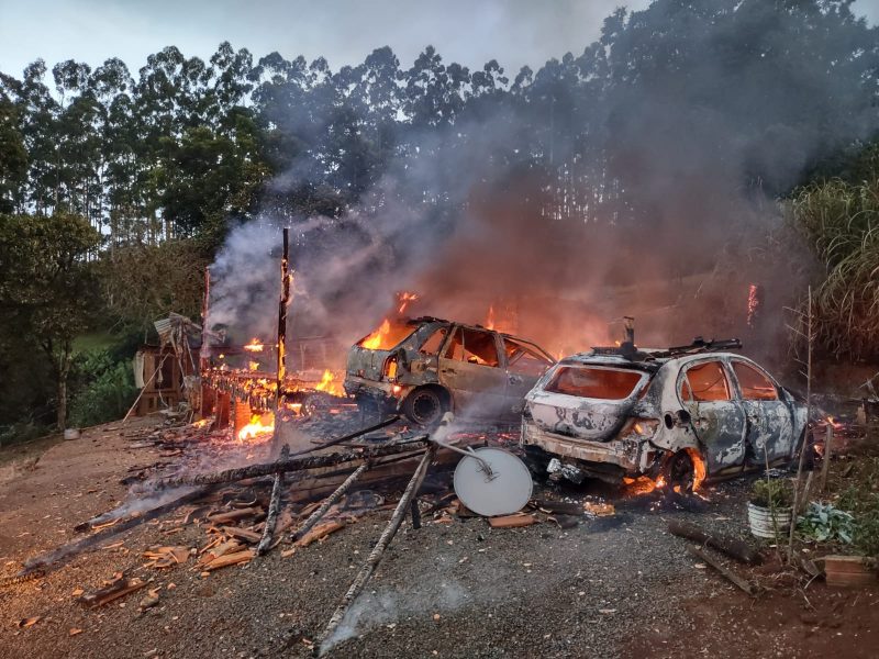 Inc&ecirc;ndio destr&oacute;i casa e carros de fam&iacute;lia do Alto Vale do Itaja&iacute; – Foto: Divulga&ccedil;&atilde;o/Corpo de Bombeiros