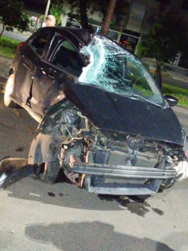 Carro ficou irreconhec&iacute;vel ap&oacute;s colidir com uma &aacute;rvore no Centro de Lages – Foto: CBMSC/Divulga&ccedil;&atilde;o/ND