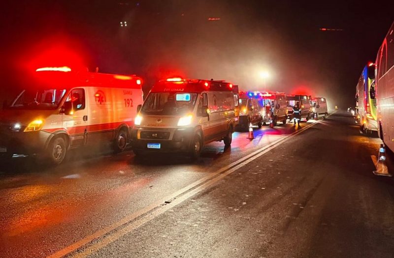 Viaturas da PRF, do Corpo de Bombeiros e do SAMU estiveram presentes no local do acidente – Foto: Tiago Seibert/Divulga&ccedil;&atilde;o/ND