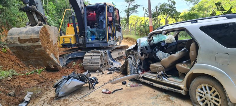 Batida entre carro e retroescavadeira deixou uma vítima fatal &#8211; Foto: Corpo de Bombeiros/Reprodução/ND
