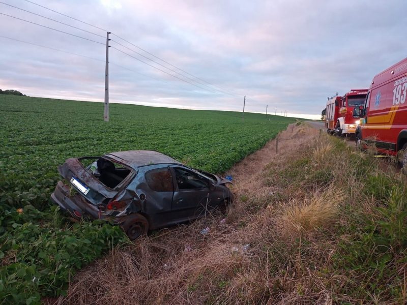 Sa&iacute;da de pista seguida de capotamento foi registrada na BR-470, sentido Rio Grande do Sul cerca de 20 km da cidade de Campos Novos – Foto: Corpo de Bombeiros/Divulga&ccedil;&atilde;o/ND