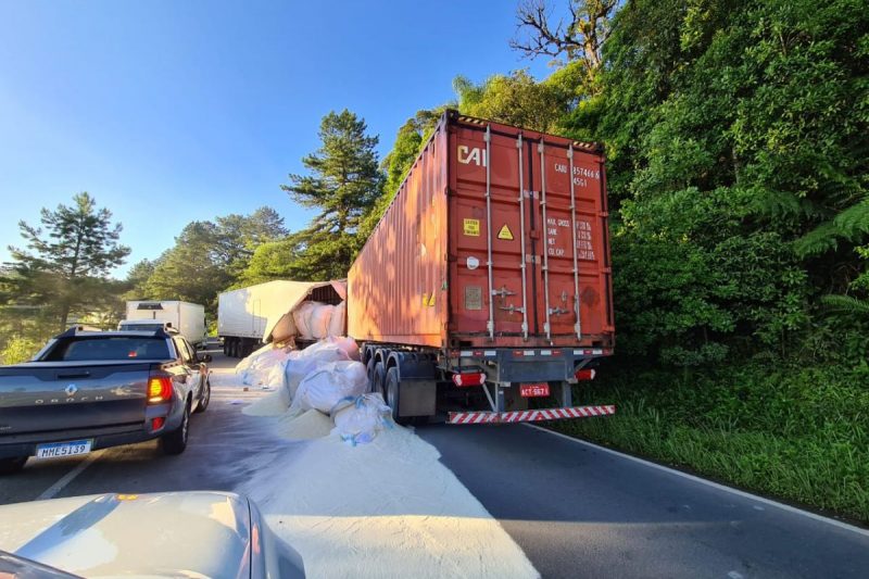 One person died in a collision between two trucks on SC-418 in Joinville - Photo: Internet/Reproduction