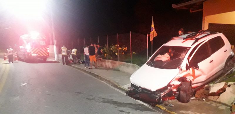 Colis&atilde;o envolveu dois carros na madrugada desta ter&ccedil;a (31) – Foto: Corpo de Bombeiros Militar/Divulga&ccedil;&atilde;o/ND