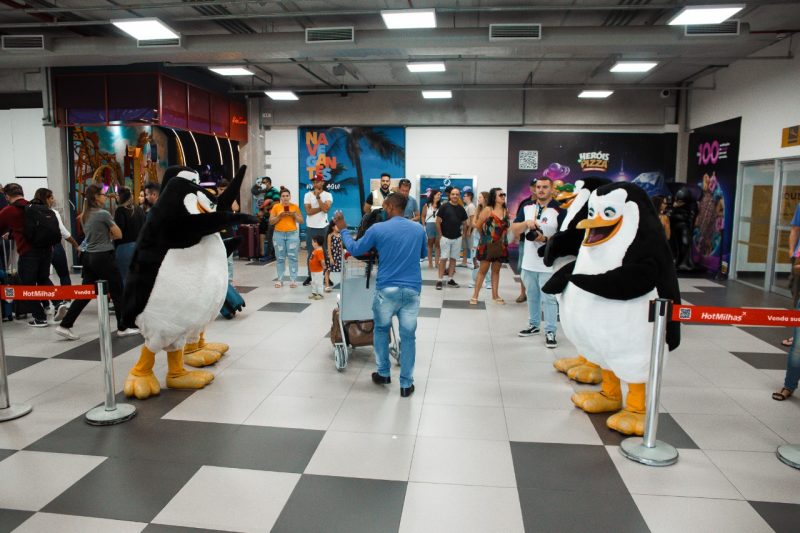Personagens recepcionaram turistas em a&ccedil;&atilde;o especial – Foto: CCR Aeroportos/Divulga&ccedil;&atilde;o/ND