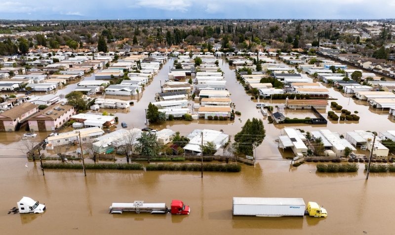 Vista a&eacute;rea mostra bairro inundado em Merced, Calif&oacute;rnia, em 10 de janeiro de 2023. Uma enorme tempestade chamada de ciclone bomba pelos meteorologistas chegou e deve causar inunda&ccedil;&otilde;es generalizadas em todo o Estado – Foto: Josh Edelson/AFP/Divulga&ccedil;&atilde;o/ND
