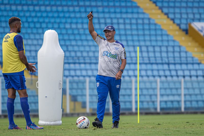 Alex orienta jogadores durante treino do Avaí na Ressacada