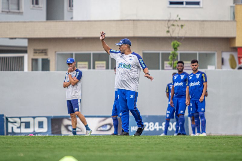 Alex comanda treino do Leão da Ilha