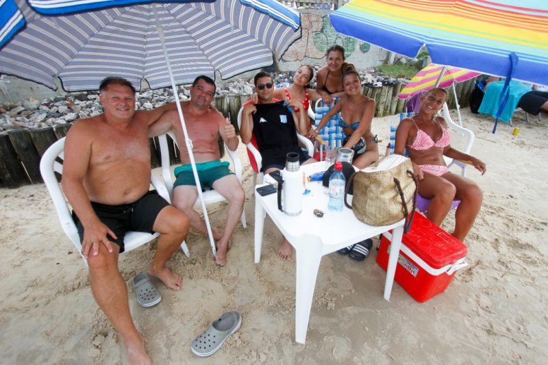 Alexis Fischer (esq) abra&ccedil;ado com o amigo Andres Amaya . Na foto, membros das fam&iacute;lias de ambos – Foto: Leo Munhoz/ND