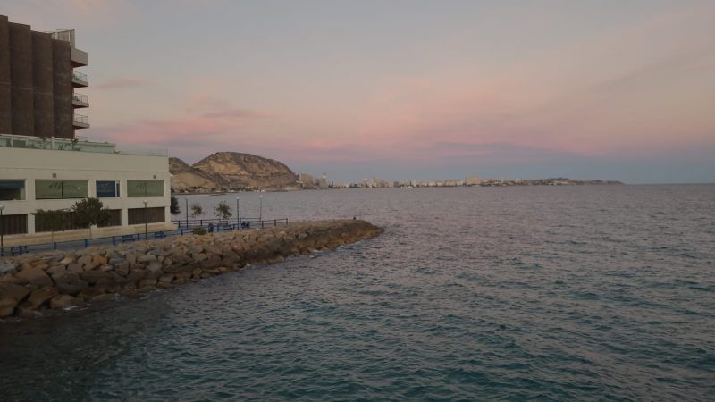 A principal semelhan&ccedil;a entre Alicante e Itaja&iacute; &eacute; a forte rela&ccedil;&atilde;o com o mar – Foto: Marcelo Nunes/NDTV