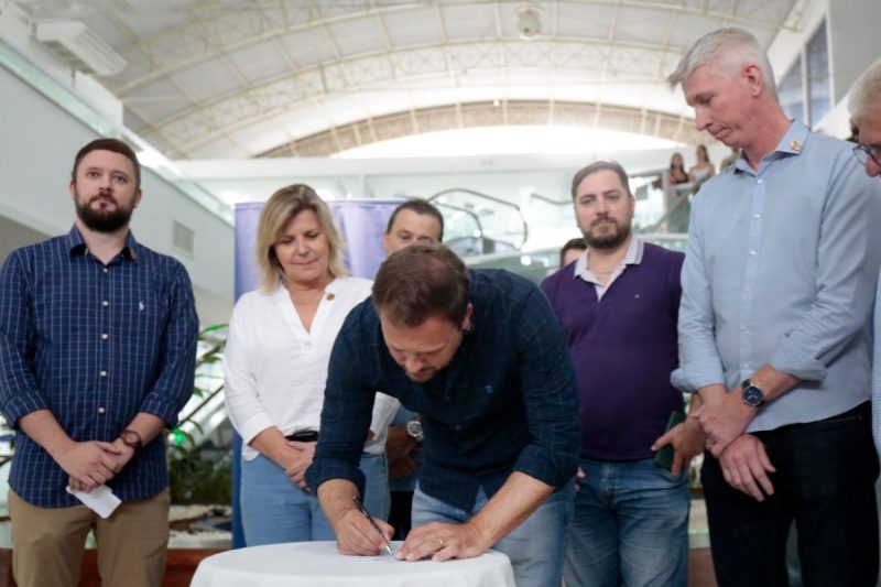 Prefeito assina da nova lei – Foto: Prefeitura de Joinville/Divulga&ccedil;&atilde;o/ND