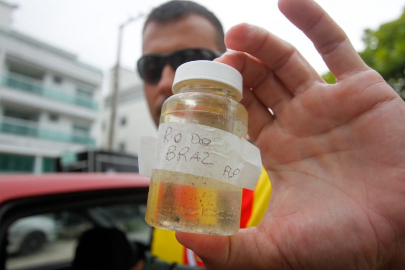 Amostra de &aacute;gua do Rio do Br&aacute;s – Foto: Leo Munhoz/ND