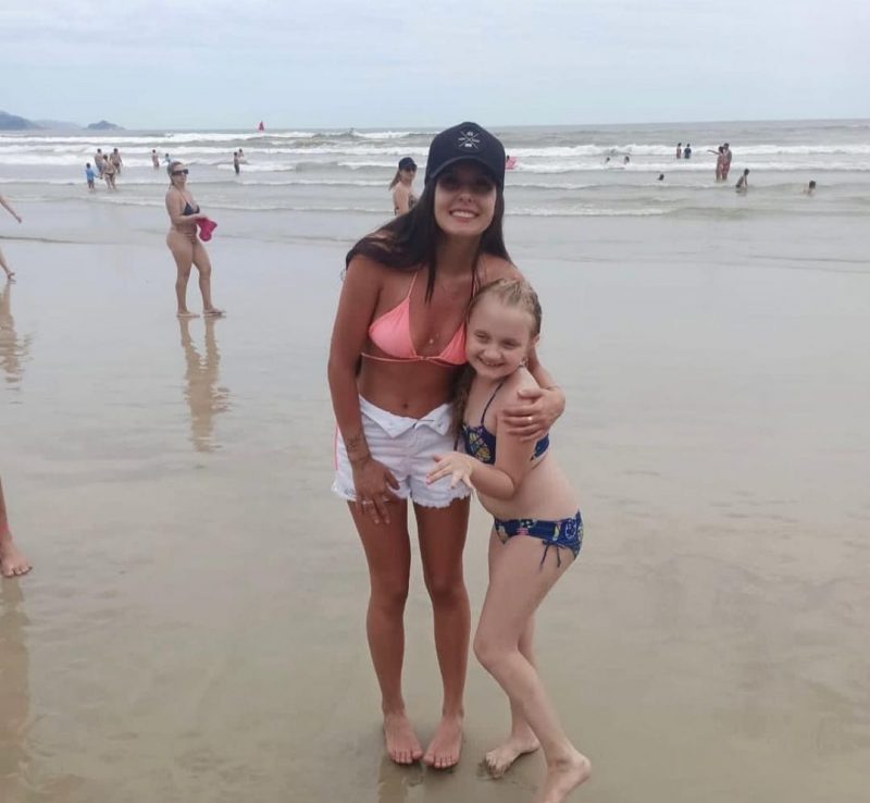 Ana Castela fez a alegria de f&atilde;s em praia de Itapema – Foto: Reprodu&ccedil;&atilde;o/ND