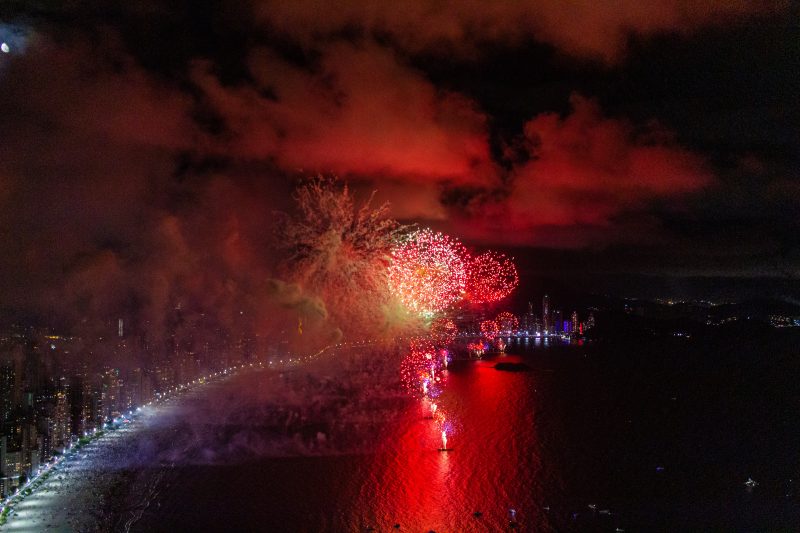 Fogos de réveillon vermelhos em praia do Litoral Norte de SC