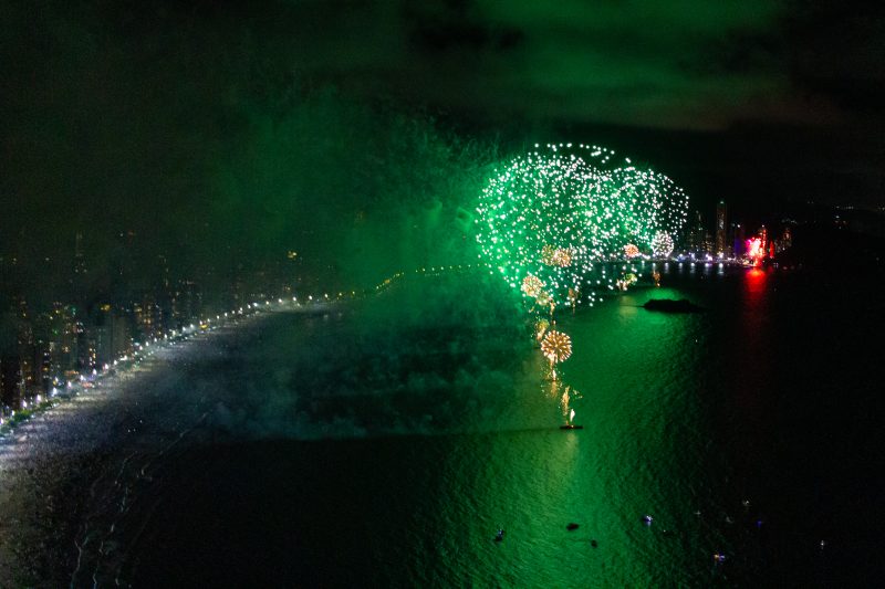 Balneário Camboriú com fogos de artifício verdes durante a virada do ano em 2022/2023