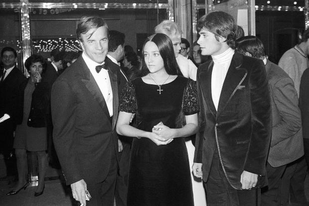 O diretor do filme “Romeu e Julieta”, Franco Zeffirelli, &agrave; esquerda, com os atores Olivia Hussey, ao centro, e Leonard Whiting&nbsp;(AP Photo/Eustache Cardenas, File) – Foto: Reprodu&ccedil;&atilde;o/CBS/ND