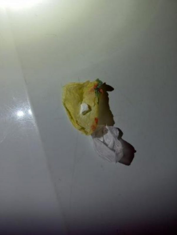 Pequena quantidade de coca&iacute;na foi apreendida com o motorista – Foto: Pol&iacute;cia Militar/Divulga&ccedil;&atilde;o/ND