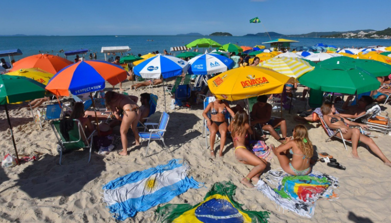 N&uacute;mero de turistas argentinos no Litoral de Santa Catarina dobrou em rela&ccedil;&atilde;o ao &uacute;ltimo ano – Foto: Reprodu&ccedil;&atilde;o/Internet