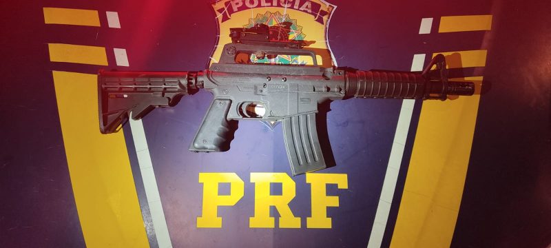 Arma falsa foi apreendida pela PRF em Palho&ccedil;a – Foto: PRF/Divulga&ccedil;&atilde;o/ND