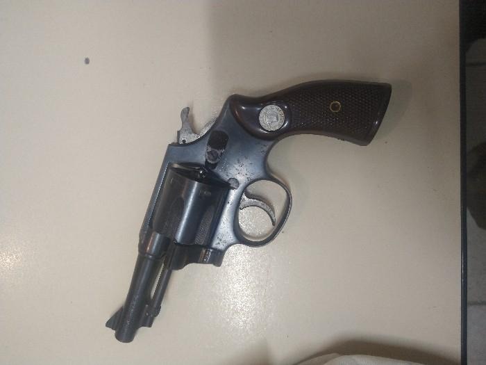 Rev&oacute;lver irregular foi apreendido com suspeito, em Brusque – Foto: Pol&iacute;cia Militar/Divulga&ccedil;&atilde;o/ND