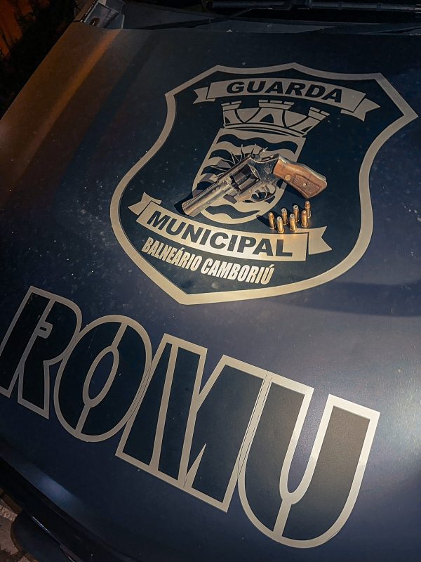 Um rev&oacute;lver calibre .38 e sete muni&ccedil;&otilde;es foram encontrados no ve&iacute;culo – Foto: GMBC/Reprodu&ccedil;&atilde;o/ND