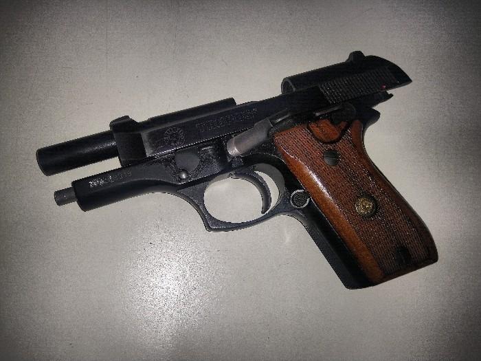 Arma foi encontrada com os dois suspeitos em Ca&ccedil;ador – Foto: Pol&iacute;cia Militar/Divulga&ccedil;&atilde;o/ND