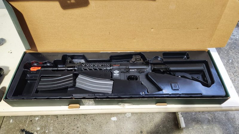 Youtuber utilizou armas de airsoft para simular assalto – Foto: Pol&iacute;cia Militar/Reprodu&ccedil;&atilde;o