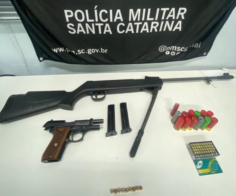 Pistola Taurus PT-57 7.65mm, muni&ccedil;&otilde;es de outros calibres e uma espingarda de press&atilde;o foram encontradas junto com os suspeitos do crime de assassinato – Foto: Pol&iacute;cia Militar/Divulga&ccedil;&atilde;o/ND