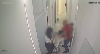 Homem agride mulher no horário de trabalho e seus filhos tentam impedir