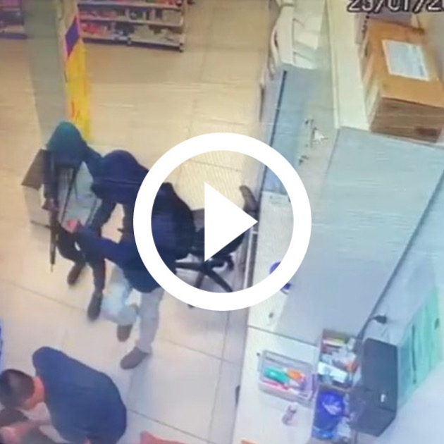 C&acirc;mera de seguran&ccedil;a flagra criminosos fazendo ref&eacute;ns em farm&aacute;cia de Blumenau – Foto: Reprodu&ccedil;&atilde;o/ND