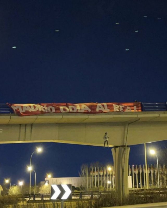 Boneco de Vinícius Júnior pendurado em viaduto