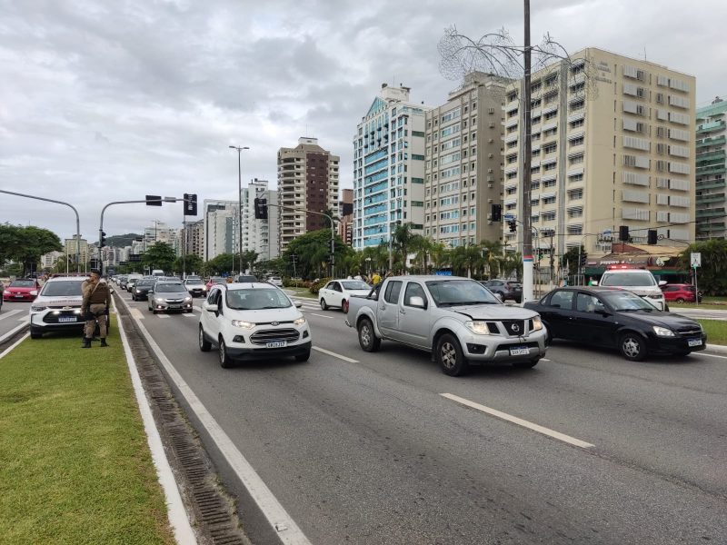 Tr&acirc;nsito na avenida Beira-Mar Norte, em Florian&oacute;polis – Foto:&nbsp;Vinicius Mileski/Reprodu&ccedil;&atilde;o/ND