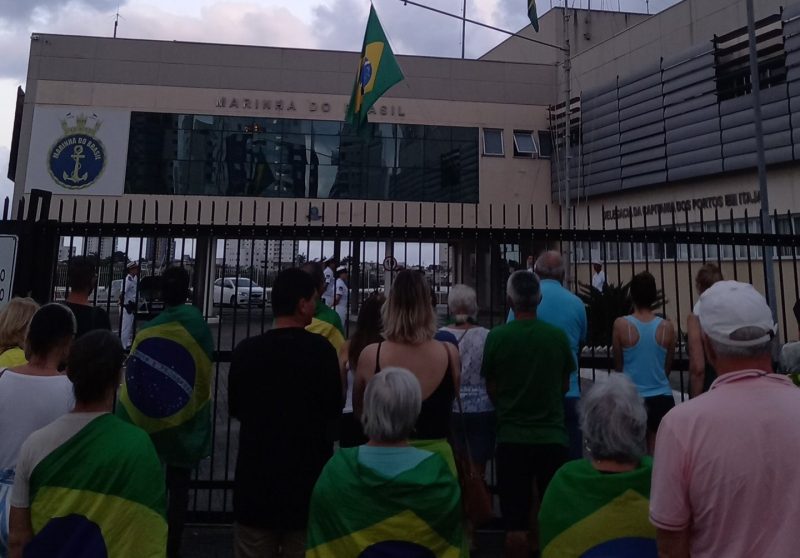 Manifestantes compartilham imagens da concentra&ccedil;&atilde;o em frente a Marinha em Itaja&iacute; de forma recorrente – Foto: Reprodu&ccedil;&atilde;o/Internet